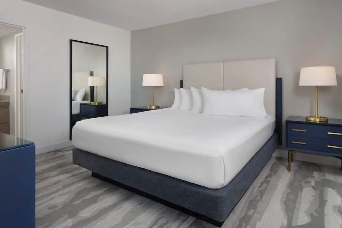 1 bedroom, premium bedding, in-room safe, desk