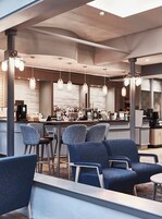 Un área de bar moderna con asientos y una barra.