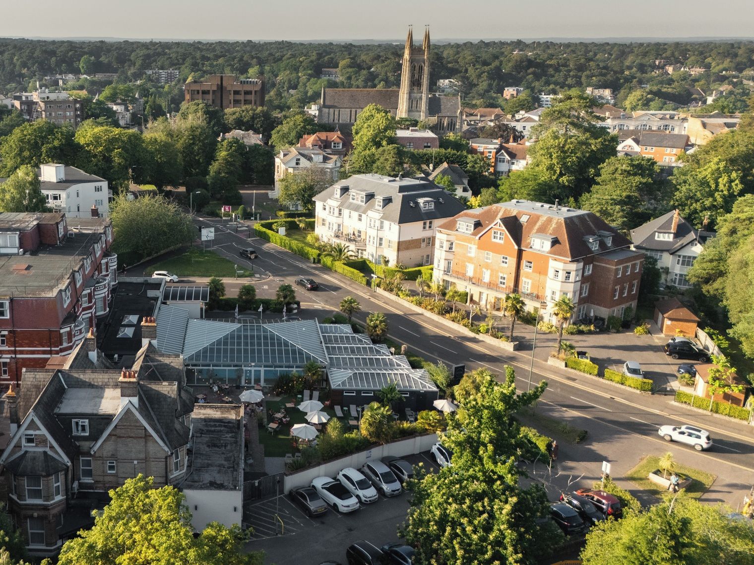 Un quartier résidentiel où se côtoient des bâtiments à l’architecture moderne et traditionnelle, notamment une église dont le clocher est particulièrement remarquable.