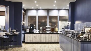 Se ofrece un desayuno inglés (15 GBP por persona)