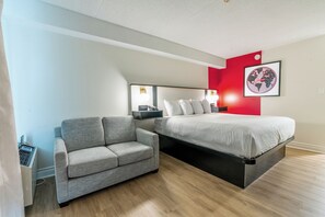 Chambre, 1 trĂšs grand lit, non-fumeur (Ground Floor) | Bureau, espace de travail pour ordinateurs portables
