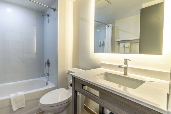 Combined shower/tub, rainfall showerhead, eco-friendly toiletries