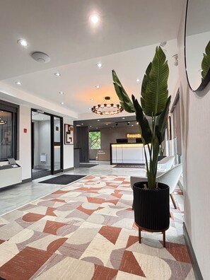 Lobby sitting area - Ramada by Wyndham Kingston (Kingston)