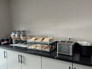 Free daily on-the-go breakfast  - Ramada by Wyndham Kingston (Kingston)