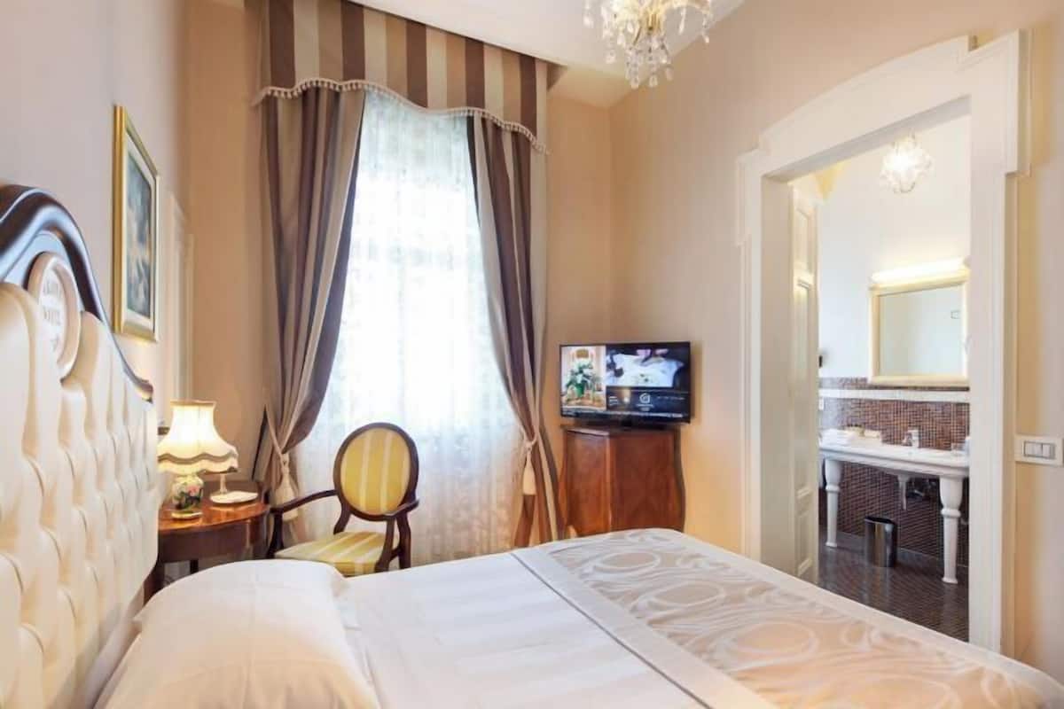 1 bedroom, hypo-allergenic bedding, minibar, in-room safe