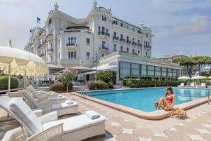 2 piscinas al aire libre, sombrillas, sillones reclinables de piscina