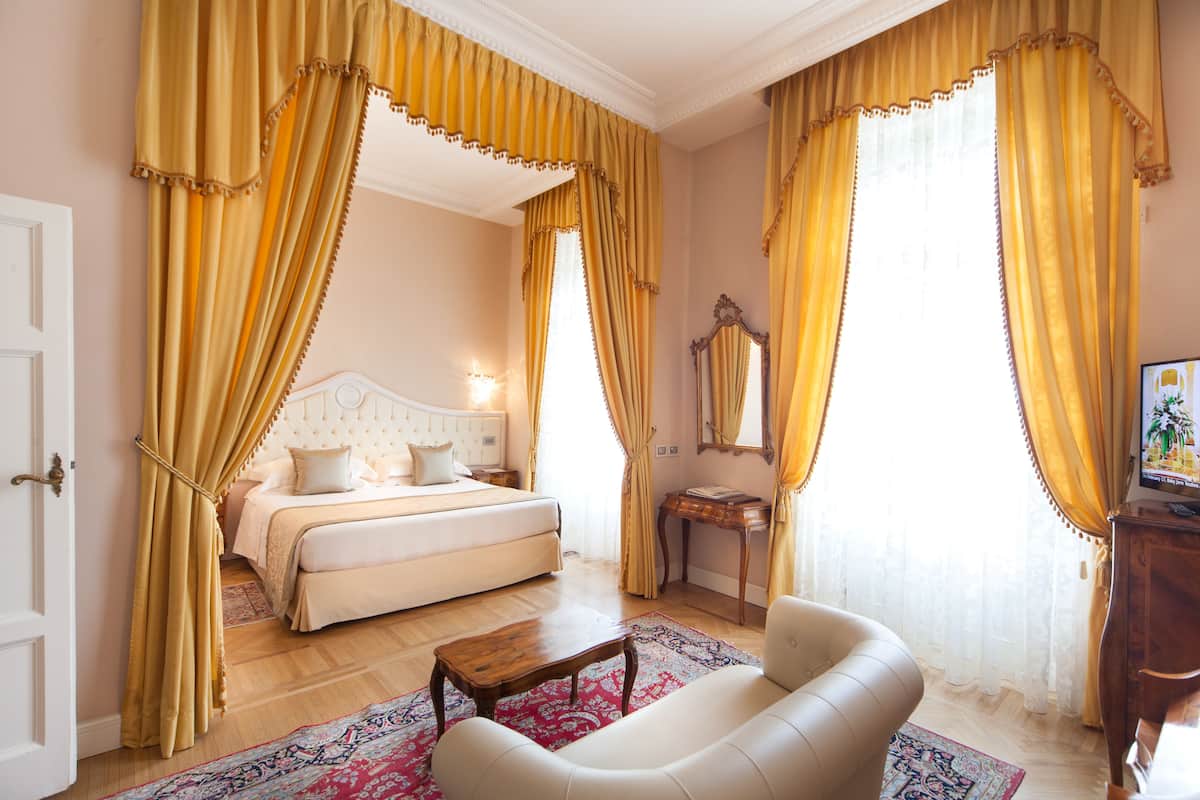 1 bedroom, hypo-allergenic bedding, minibar, in-room safe