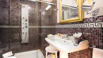 Ein Badezimmer mit Dusche, Waschbecken und Toilette.