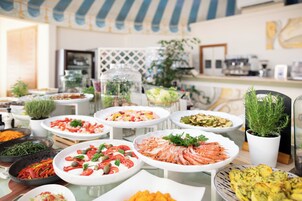 2 restaurants, breakfast served