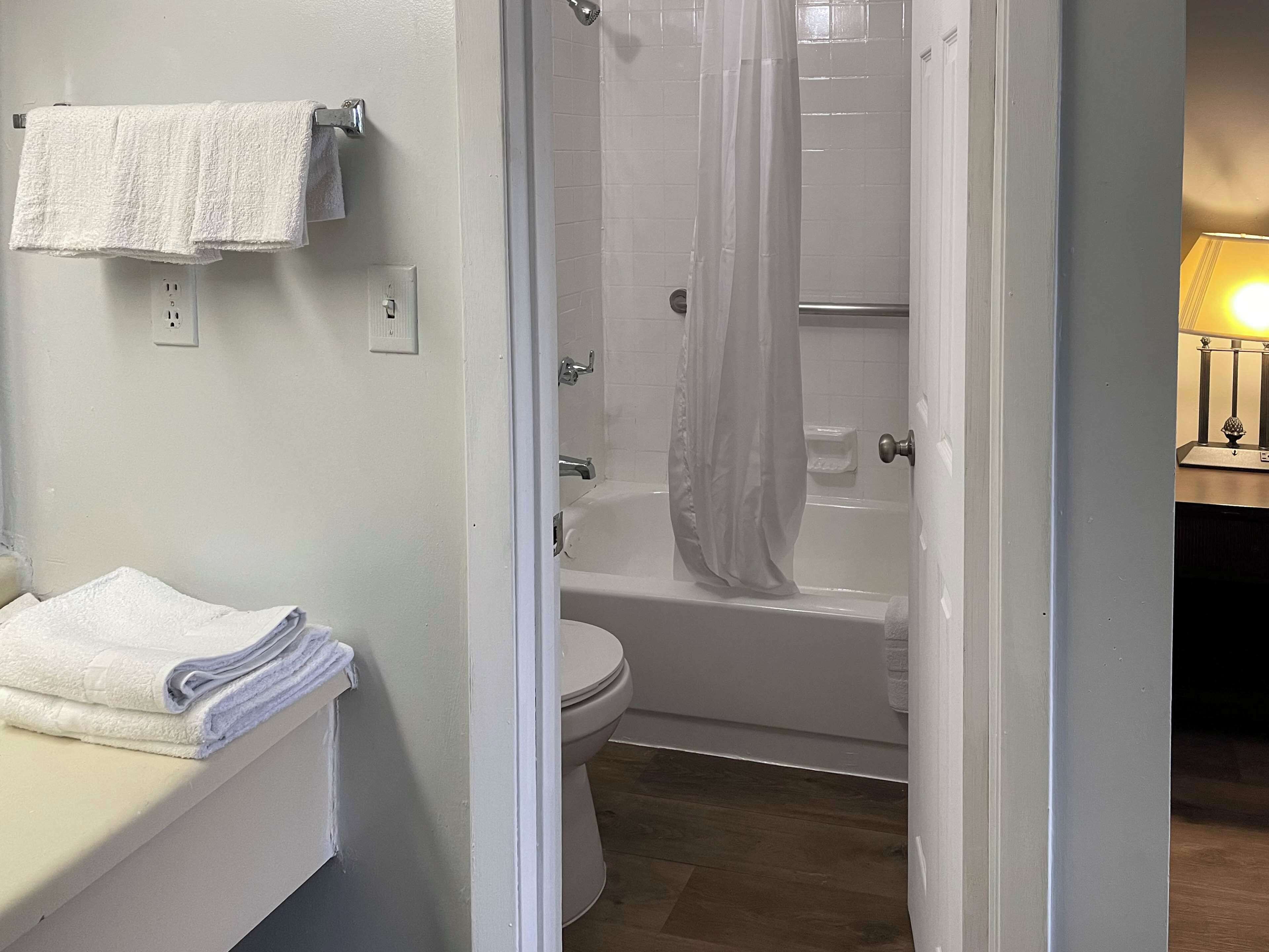 Combined shower/bathtub, free toiletries, towels