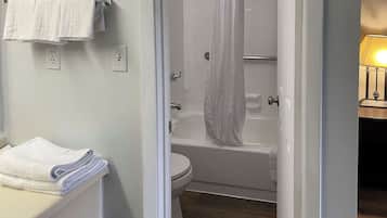 Combined shower/bathtub, free toiletries, towels