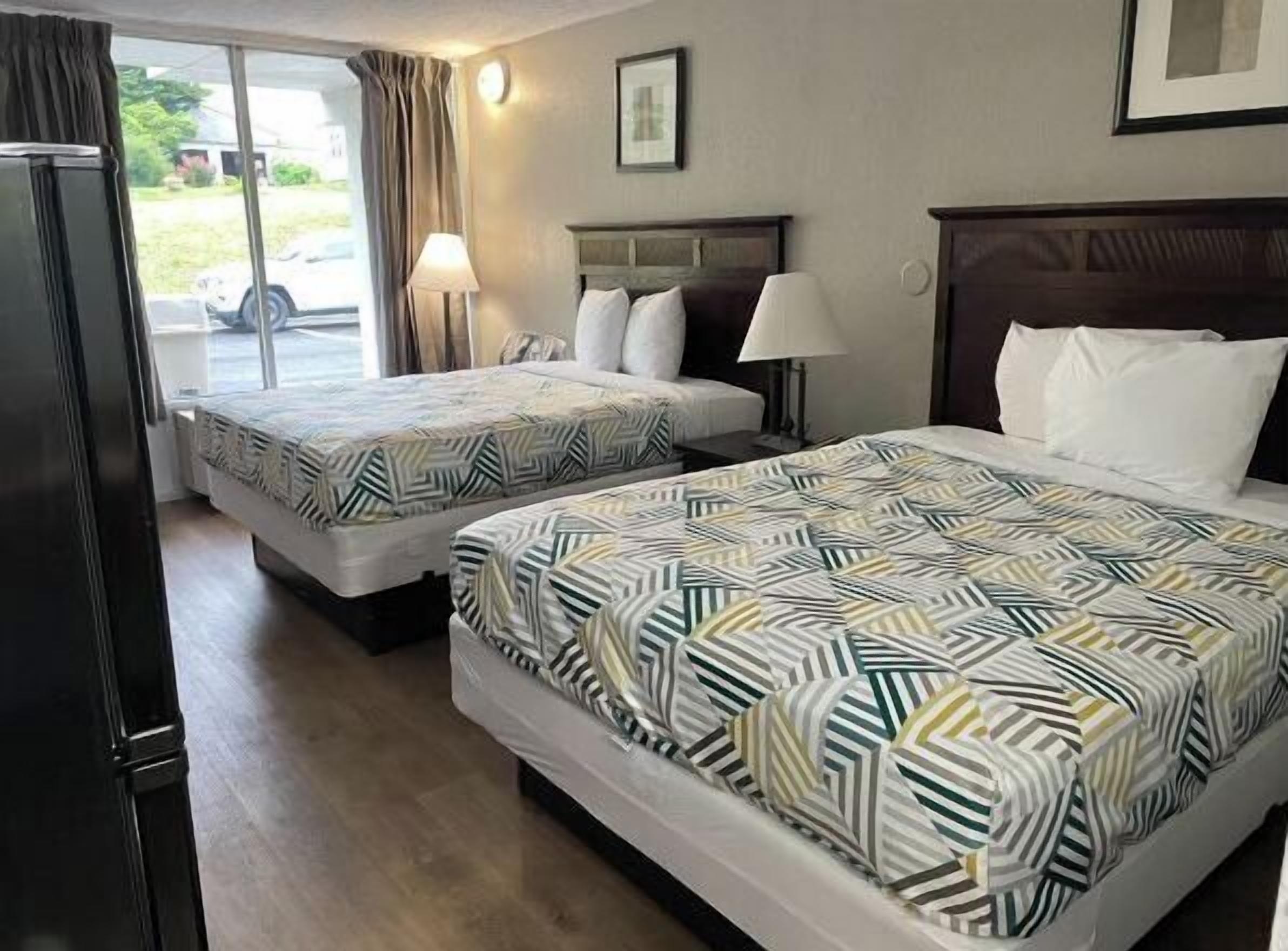 Una scrivania, postazione laptop, Wi-Fi gratuito, lenzuola