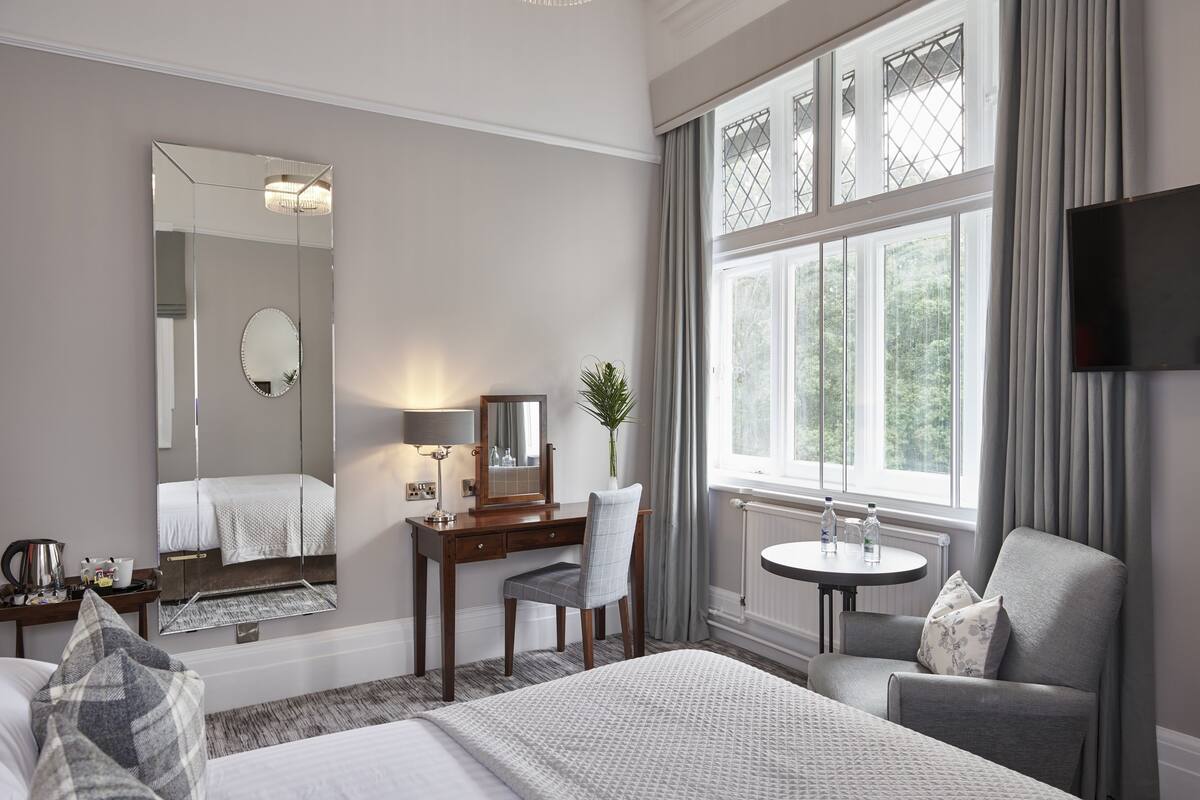 In-room safe, desk, iron/ironing board (on request), WiFi (free)