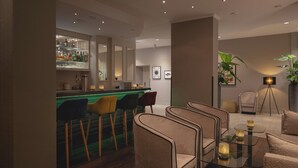 A bar area with stools and a bar counter, a seating area with chairs and a table, and a floor lamp. - Leonardo Hotel Heidelberg City Center (Heidelberg)