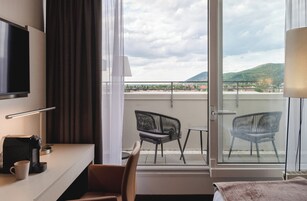 Comfort-kamer | Een kluis op de kamer, een bureau, geluiddichte muren
