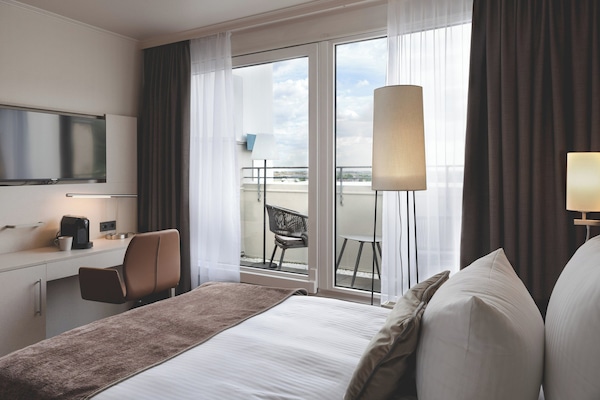 Kamar Comfort | Brankas, meja kerja, kedap suara, dan setrika/meja setrika