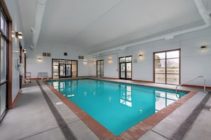 Innendørsbasseng