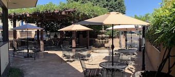 Rogue Regency Inn and Suites