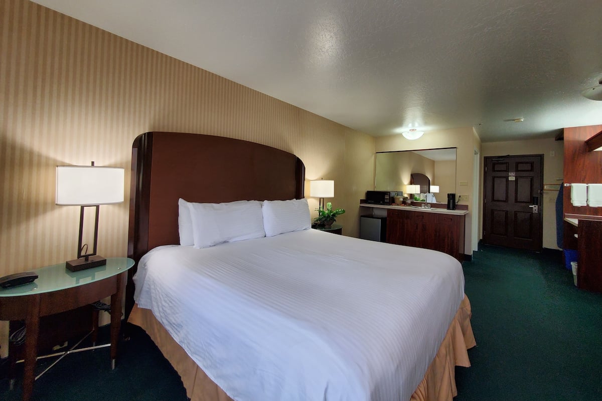 Premium bedding, desk, iron/ironing board, rollaway beds