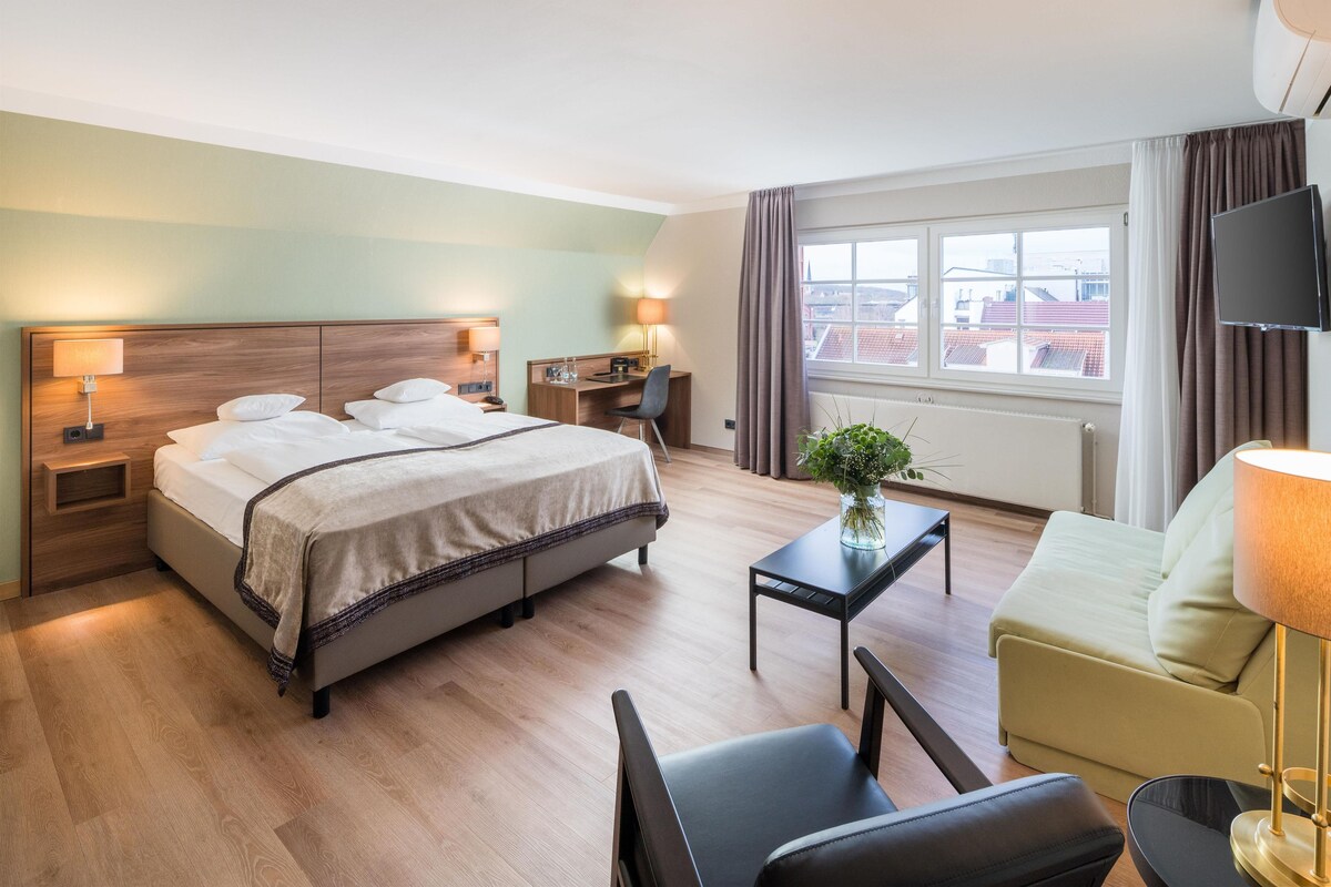 Comfort Room, 1 Double Bed (Cozy Sitting Corner;Oversized Room) | Hypo-allergenic bedding available, in-room safe, blackout drapes