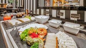 A buffet with various food items and condiments. - Best Western Plus Hotel Excelsior (Erfurt)