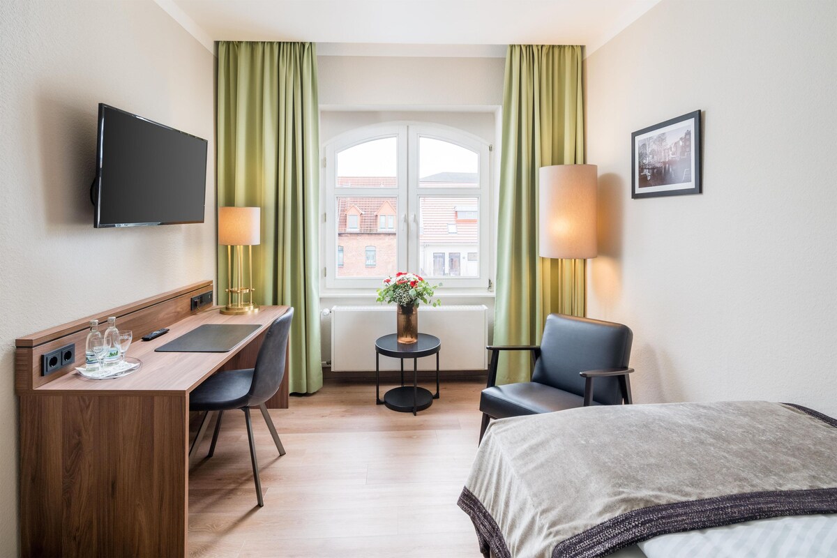 Standard Room, 1 Twin Bed | Hypo-allergenic bedding available, in-room safe, blackout drapes