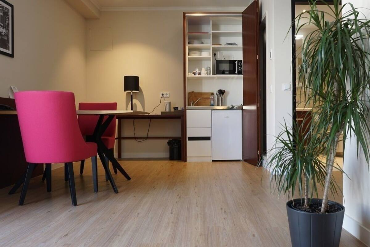 Suite, 1 cama matrimonial, cocineta, en edificio contiguo (with Sofabed) | Área de sala de estar | Televisión LCD y películas con cargo