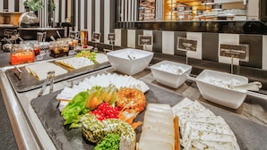 A buffet with various food items and condiments. - Best Western Plus Hotel Excelsior (Erfurt)