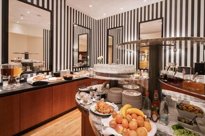 A buffet with various food items, including fruits, pastries, and beverages. - Best Western Plus Hotel Excelsior (Erfurt)