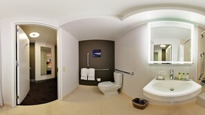 Combined shower/bathtub, free toiletries, hair dryer, towels
