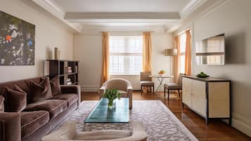 Ropa de cama de alta calidad, cubrecamas y minibar