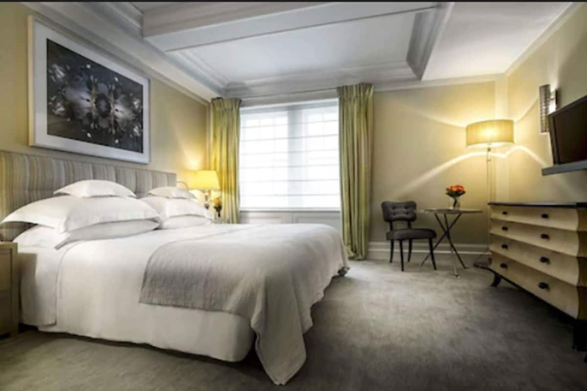 Premium bedding, down comforters, minibar, in-room safe