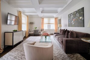 Suite (Madison) | Área de sala de estar | Televisión LCD de 32 pulgadas con canales por cable y televisión 