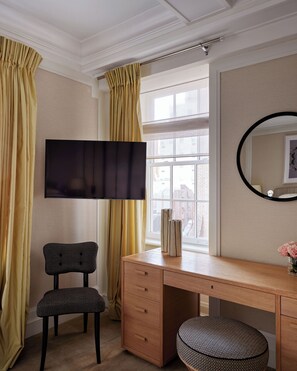 أغطية فراش متميزة وألحفة محشوة بالريش وميني بار وخزنة داخل الغرفة