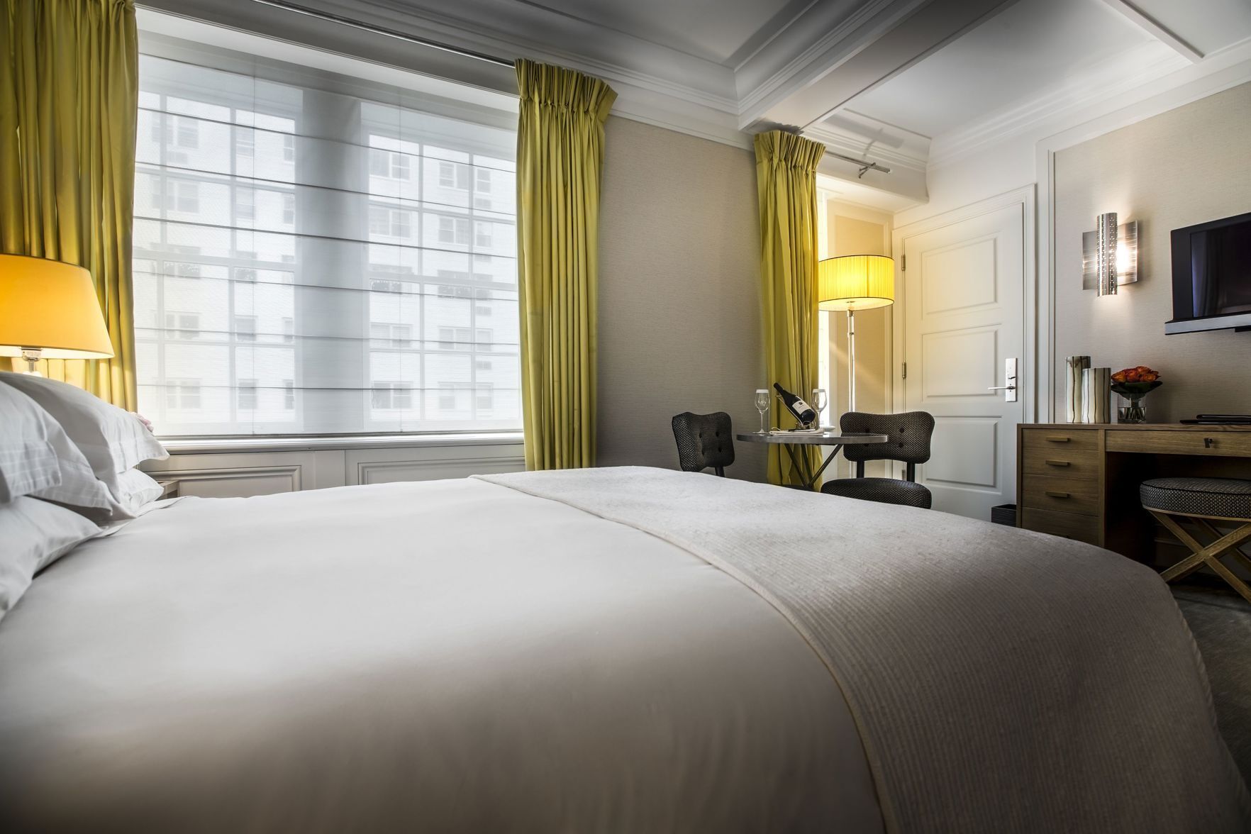 Sengetøy av topp kvalitet, dundyner, minibar og safe på rommet
