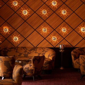 2 bares/lounges