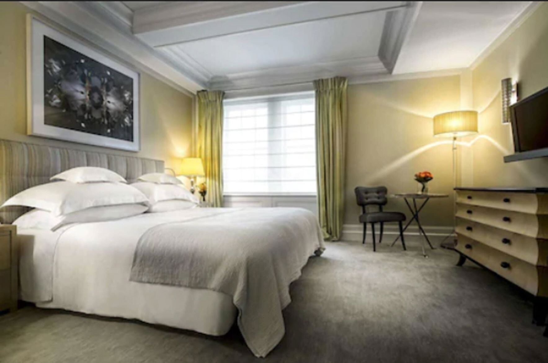 Luxe beddengoed, donzen dekbedden, een minibar, een kluis op de kamer