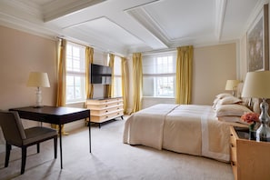 Roupas de cama premium, edredons de pluma, frigobar, cofres nos quartos