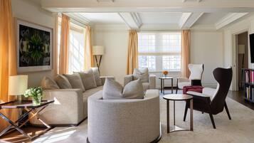 Ropa de cama de alta calidad, edredones de plumas, minibar y caja fuerte