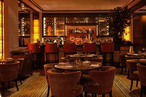 2 restaurants, breakfast served