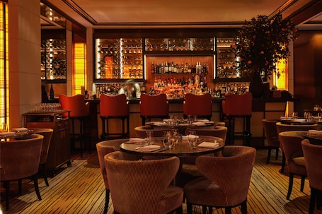 2 restaurantes, se sirve desayuno . The Mark