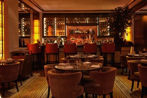 2 restaurants, breakfast served