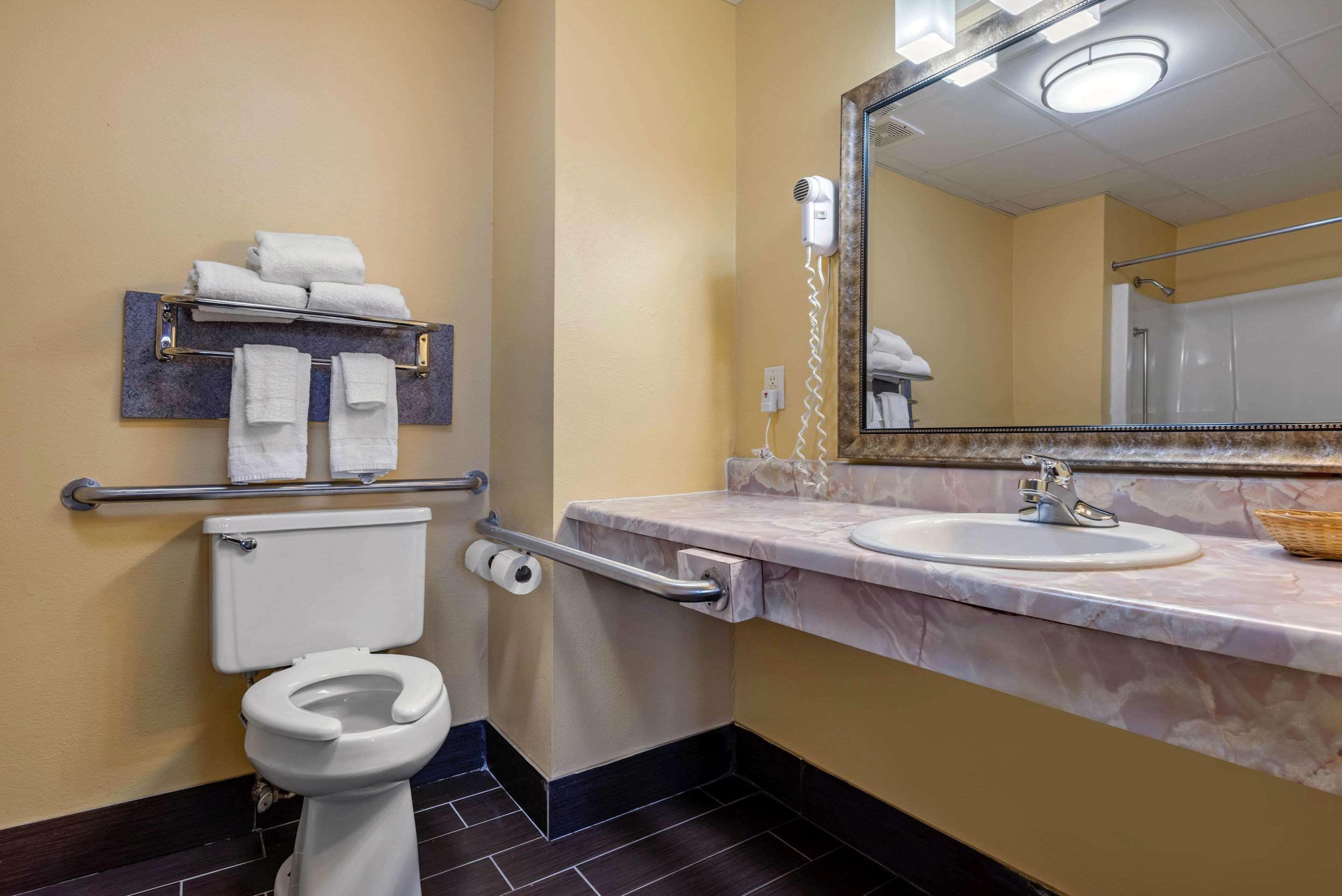Camera, 1 letto king, accessibile ai disabili, non fumatori | Bagno | Combinazione doccia/vasca, asciugacapelli, asciugamani