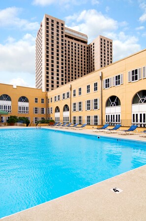 2 outdoor pools, pool loungers