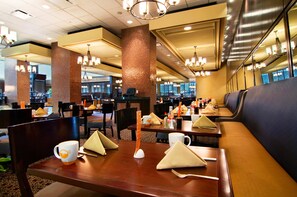 Petit déjeuner buffet (32.00 USD par personne)