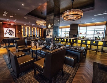 2 bars/lounges, lobby lounge, cocktail bar at Hilton New Orleans Riverside