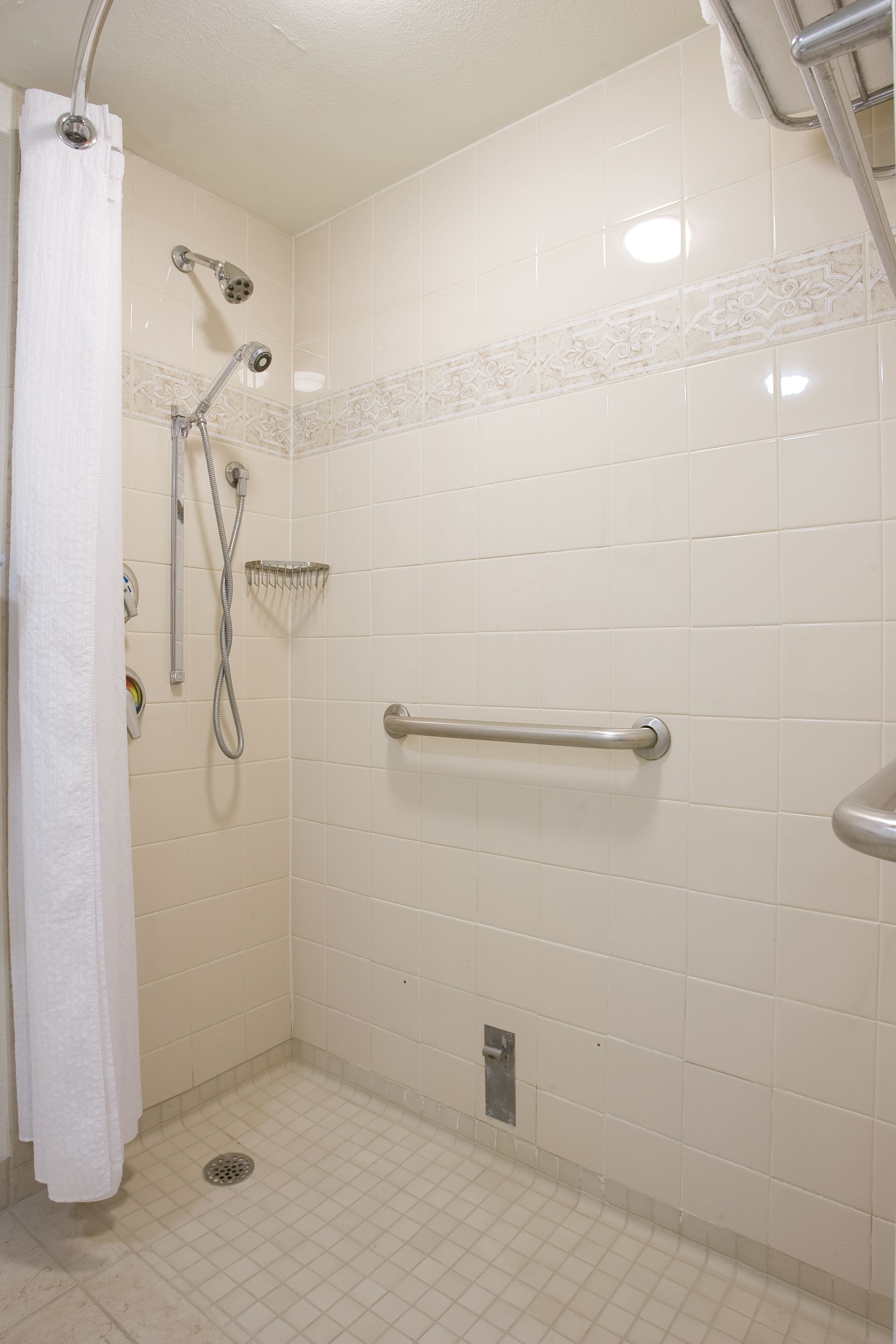 Combined shower/bathtub, designer toiletries, hair dryer, towels