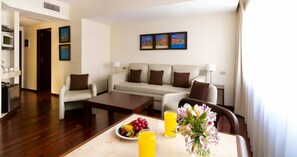Ambassador Suite | Edredones de plumas, minibar, caja fuerte y cortinas opacas