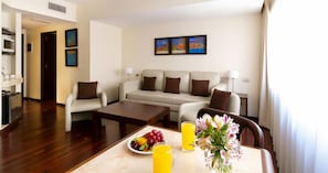 Ambassador Suite | Edredones de plumas, minibar, caja fuerte y cortinas opacas