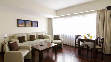 Ambassador Suite | Down comforters, minibar, in-room safe, blackout drapes